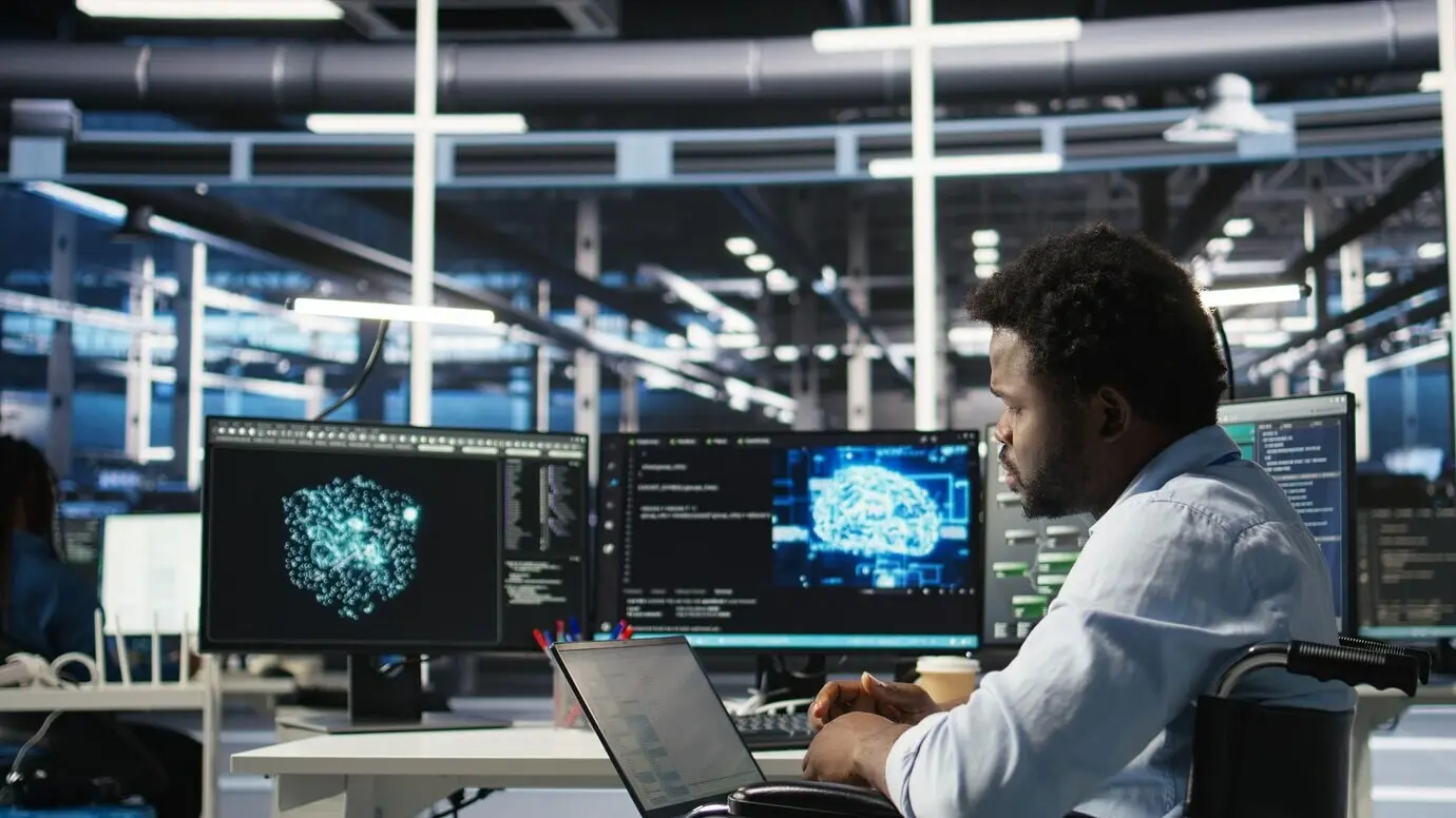 Científico de la computación en silla de ruedas en un centro de datos usando software de árbol de nodos de IA.