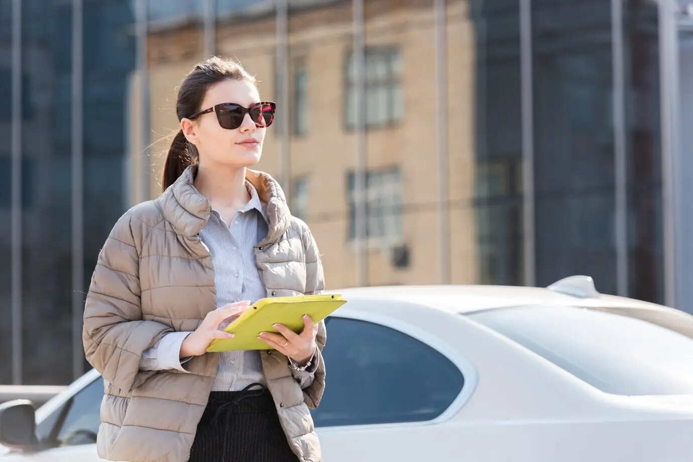 Mujer de negocios de cabello castaño al aire libre